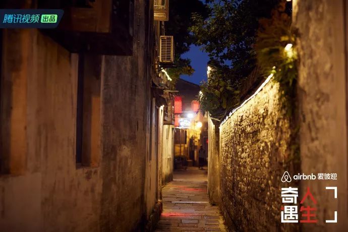 揭秘小巷深处的宝藏，最新版电视的独特风情展示