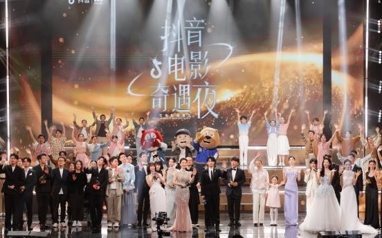 最新上映电影，电影院里的奇遇与友情的温暖时光