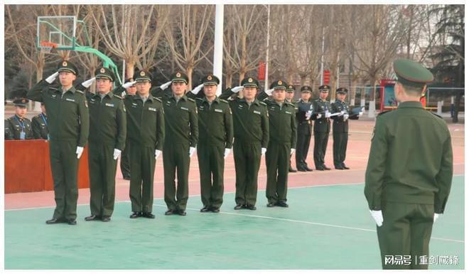 最新军装，时尚、功能与军事荣誉的完美结合