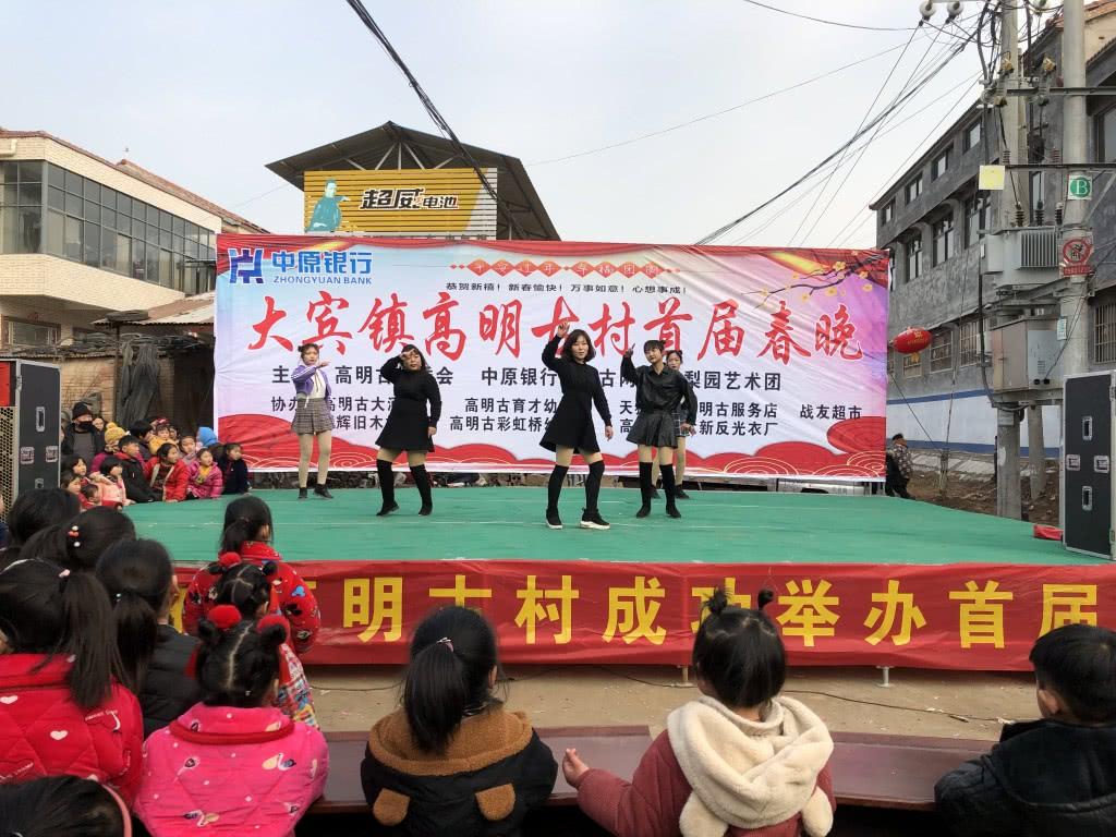 高明机场迎来满载欢声笑语的航班即将降落